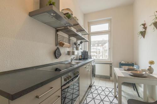 cocina con fregadero y encimera en Business Apartment, en Wiesbaden