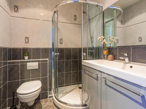 une salle de bain avec une douche, des toilettes et un lavabo dans l'établissement Studio La Joconde by Interhome, à Nice