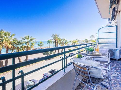 un balcon avec une table et des chaises et une vue sur la plage dans l'établissement Studio La Joconde by Interhome, à Nice