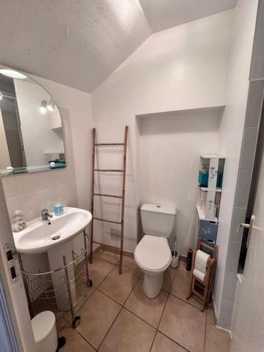 Koupelna v ubytování Ker Arthur - apartment in Dinan near to port