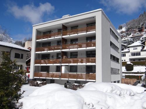 un immeuble avec de la neige devant lui dans l'établissement Apartment Alte Gasse 9 by Interhome, à Engelberg