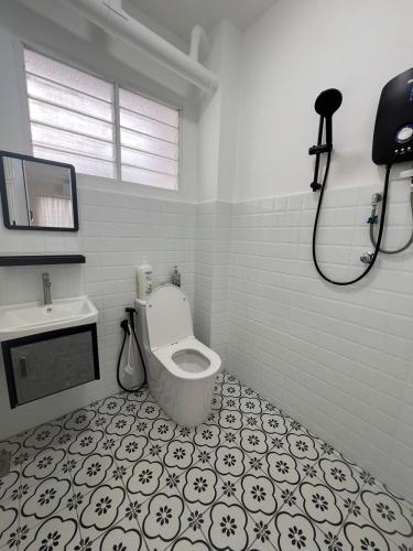 a bathroom with a toilet and a sink at Dagang Homestay in Ampang