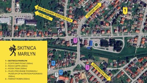 einen Stadtplan mit Straßenschildern und Häusern in der Unterkunft Skitnica Marilyn in Koprivnica