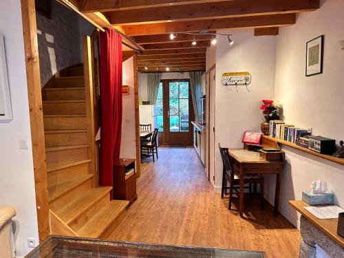 un couloir avec des escaliers et un bureau dans une maison dans l'établissement Ker Arthur - apartment in Dinan near to port, à Dinan