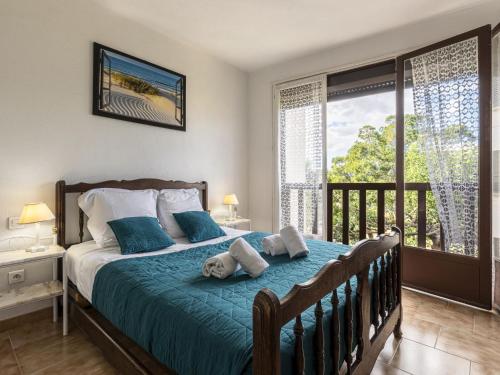 um quarto com uma cama com almofadas azuis e uma varanda em Apartment Soli Di Sud by Interhome em Lecci