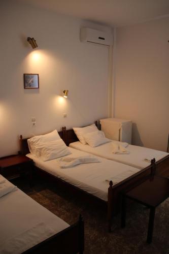 Habitación con 2 camas en una habitación en Cohyli Hotel, en Iräon