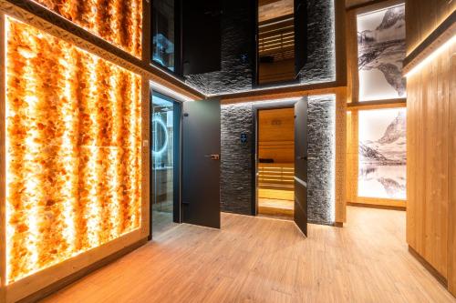 um corredor com pisos de madeira e uma parede de vidro em Czorsztyn Ski&Sail Aparthouse em Maniowy
