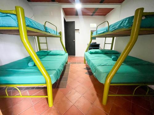Pokój z 2 łóżkami piętrowymi w pokoju w obiekcie Casa Clandestina Campestre w mieście San Rafael