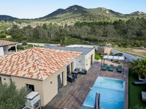une vue aérienne d'une maison avec piscine dans l'établissement Holiday Home Villa les lieges by Interhome, à Lecci