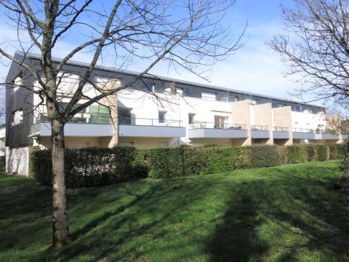 un bâtiment avec une cour verdoyante devant un bâtiment dans l'établissement Apartment L'Amirauté by Interhome, à Vannes