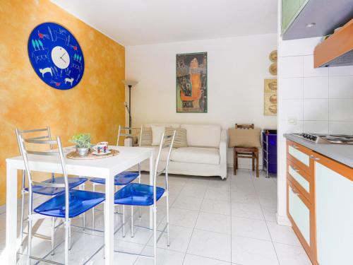 une cuisine et un salon avec une table et des chaises dans l'établissement Apartment Le Palais Niçois by Interhome, à Nice
