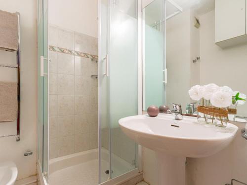 une salle de bain avec un lavabo et une douche dans l'établissement Apartment Le Palais Niçois by Interhome, à Nice