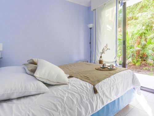 une chambre avec un lit et une grande fenêtre dans l'établissement Apartment Le Palais Niçois by Interhome, à Nice