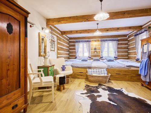 um quarto com uma cama num quarto com paredes de madeira em Holiday Home Hanička by Interhome em Horní Marsov