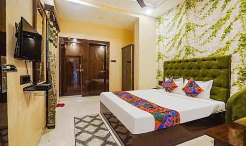 um quarto de hotel com uma cama e uma televisão e um quarto em The JK Hotel - Opp Railway Station, Civil Lines, Sadar, Nagpur em Nagpur