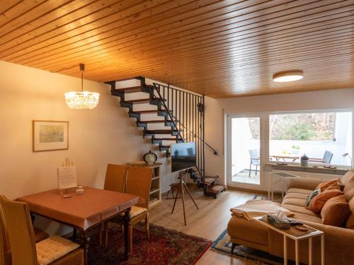 uma sala de estar com um tecto de madeira e uma escada em espiral em Ferienwohnung in Triberg am Waldrand - idyllisch, ruhig, erholsam em Triberg
