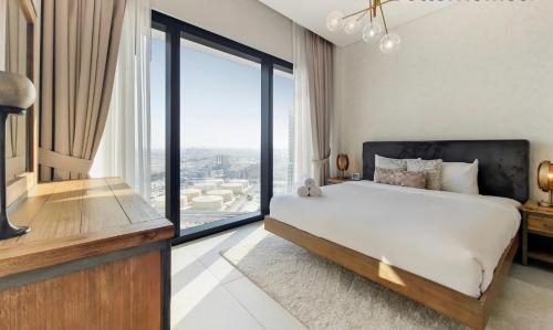 sypialnia z dużym łóżkiem i dużym oknem w obiekcie Address Beach Resort Apartment w Dubaju