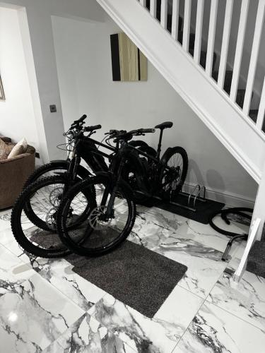 uma bicicleta estacionada no chão de uma casa em Clare Street - 3 bedroom house with private parking em Merthyr Tydfil