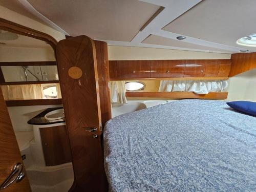una camera con letto blu di Cesenatico in Barca con Mira 37 a Cesenatico