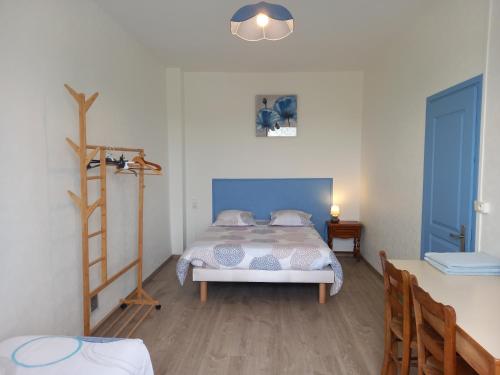 Ένα ή περισσότερα κρεβάτια σε δωμάτιο στο Chambres " Orchidées "