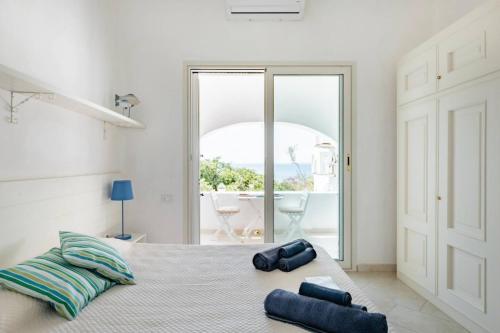 ein Schlafzimmer mit einem Bett mit zwei Kissen darauf in der Unterkunft Villa Stella Turchese - IUN F0243 in Torre delle Stelle