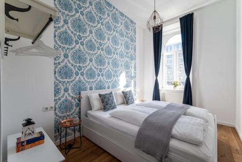 Spacious 2BR by Metro and Center by HM