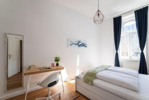 Spacious 2BR by Metro and Center by HM