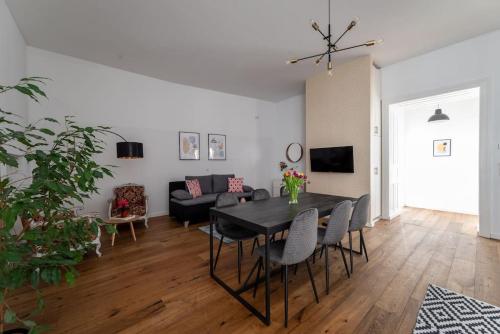 Spacious 2BR by Metro and Center by HM