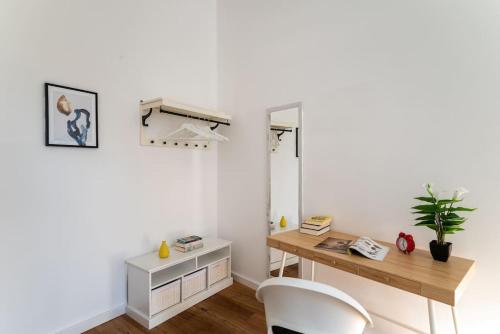 Spacious 2BR by Metro and Center by HM
