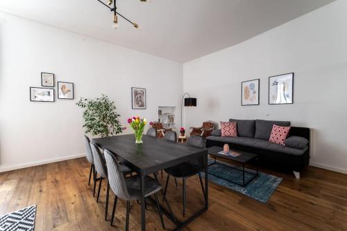Spacious 2BR by Metro and Center by HM