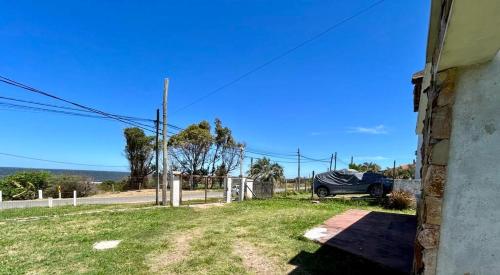 um carro estacionado na berma de uma estrada em Casa Alquiler Cuchilla Alta 2 em Cuchilla Alta