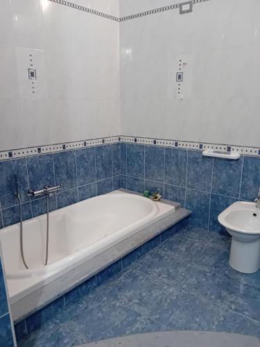bagno con vasca e servizi igienici di Casa Mercedes a Pau