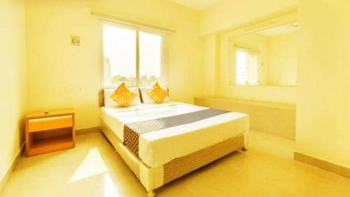 Un pat sau paturi într-o cameră la Vaishnavi Residency, Srikalahasti