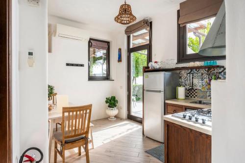una cucina con un tavolo e una sedia in una stanza di La casa del '600 Holiday House Amalfi Coast ad Amalfi