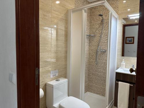 W łazience znajduje się prysznic, toaleta i umywalka. w obiekcie Apartamento Canaima w mieście Quarteira