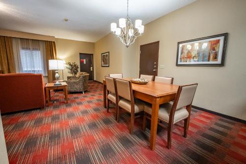 a dining room with a table and chairs at Christopher Inn and Suites in Chillicothe