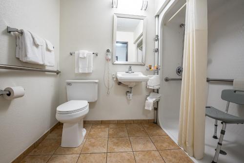 La salle de bains est pourvue de toilettes et d'un lavabo. dans l'établissement Christopher Inn and Suites, à Chillicothe