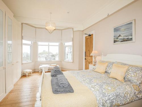 Un dormitorio con una cama con una manta encima. en Llwyn Onn, en Criccieth
