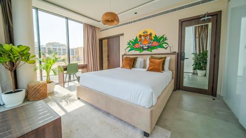 1 dormitorio con 1 cama grande y balcón en Nas House Private Villas, en Dubái
