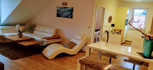 sala de estar con sofá y mesa en Ferienwohnung Klettbach - 50 m², 2 Zimmer, Küche, Bad, PKW-Stellplatz, en Klettbach