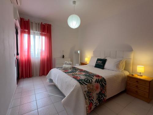 een slaapkamer met een groot bed en 2 lampen bij Apartamento Margarita in Quarteira