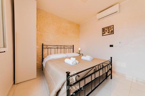 1 dormitorio con 1 cama en una habitación en Baroque B&B en Lecce