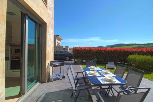 une table bleue et des chaises sur une terrasse dans l'établissement El Chalet de Lola, à Santillana del Mar