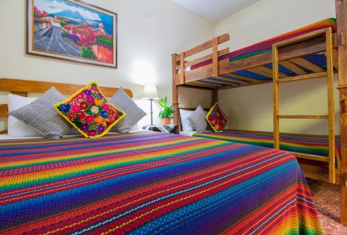 Ένα ή περισσότερα κρεβάτια σε δωμάτιο στο Hostal Antigua