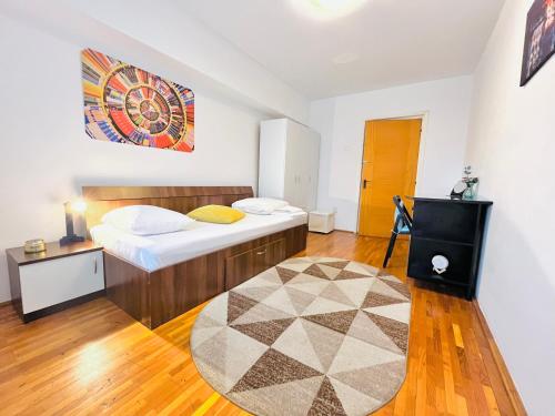 um quarto com uma cama e um tapete em City Center Unirii Square Private rooms with City View - Shared Amenities em Bucareste