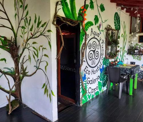 una habitación con una puerta con una pintura en la pared en Eco Hostal Tierra de Agua y Fuego, en San Rafael