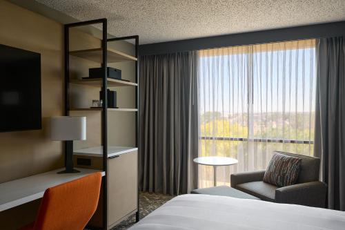 Habitación de hotel con cama y ventana en Marriott El Paso, en El Paso