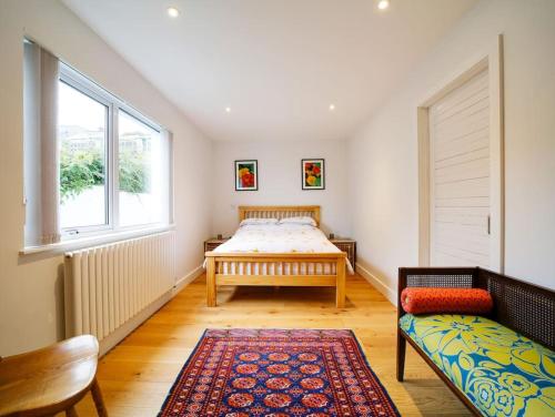 Postel nebo postele na pokoji v ubytování Rivermead Beach House -Modern beach house with indoor pool