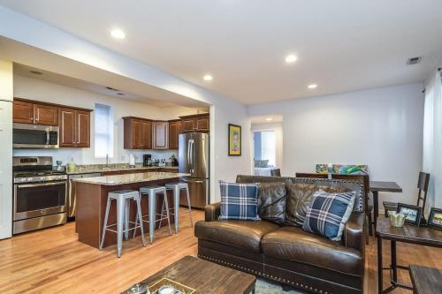 a living room with a couch and a kitchen at Lincoln Park Living - Suite 2 in Chicago