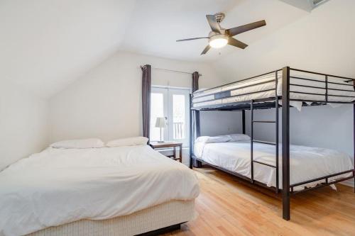 sypialnia z 2 łóżkami piętrowymi i wentylatorem sufitowym w obiekcie Lincoln Park Living - 3 Queen Beds - Sleeps 6 w Chicago
